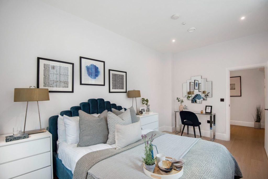 Conversion of a 3-storey office building into 14 residential units on a prominent high street location in Reading, delivered from initial strip-out through to full internal fit-out and finishing works.