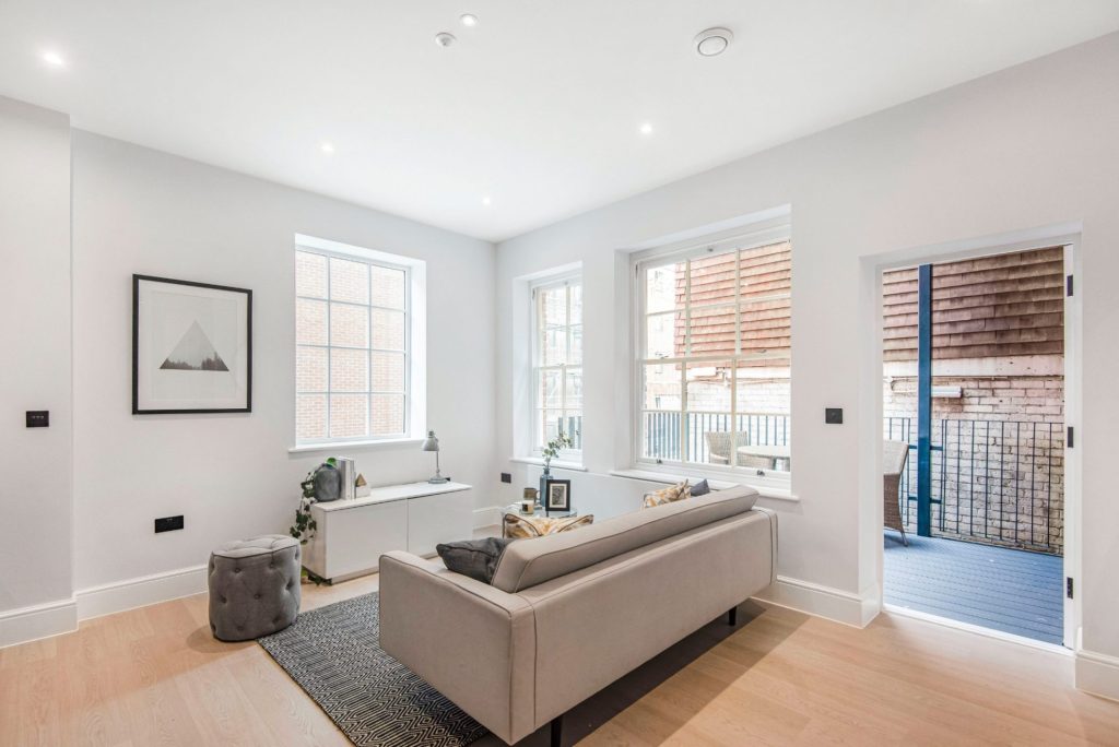 Conversion of a 3-storey office building into 14 residential units on a prominent high street location in Reading, delivered from initial strip-out through to full internal fit-out and finishing works.